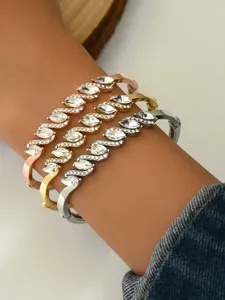 Vista dettagliata del set di bracciali rigidi geometrici in cristallo, gioielli eleganti.