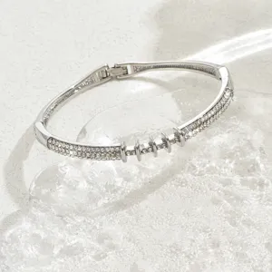 Bracciale rigido geometrico in strass argentato da donna gioiello di lusso elegante dettaglio.