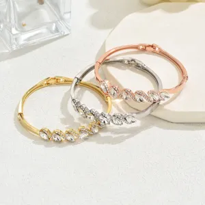 Elegante set di bracciali rigidi in cristallo con cerniera, oro argento oro rosa, pietre lucenti.