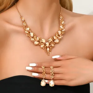 Vue détaillée de collier de mariée en strass cristal doré et boucles d'oreilles assorties.