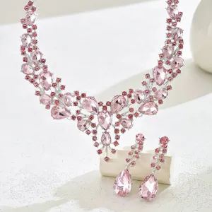 Élégant ensemble de collier et boucles d'oreilles en strass cristal rose pour fête.