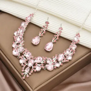 Magnifique ensemble de bijoux collier et boucles d'oreilles strass cristal rose pour femme.