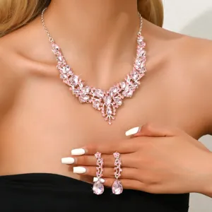 Superbe ensemble collier et boucles d'oreilles en strass rose pour femme mariée.