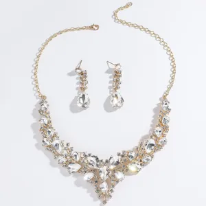 Gros plan des details du set de collier et boucles d'oreilles de mariee en strass.
