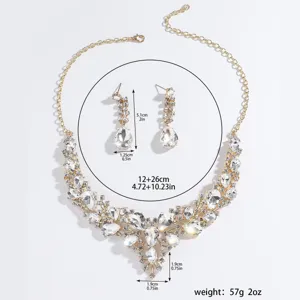 Ensemble collier et boucles d'oreilles en strass cristal élégant avec dimensions et poids.