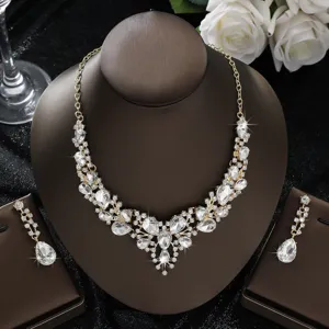 Vue detaillee de l'ensemble collier et boucles d'oreilles strass cristaux de mariee.