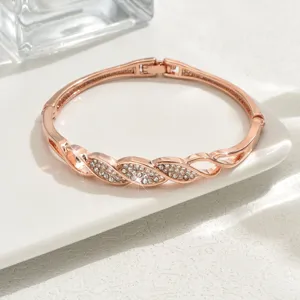 Bracciale rigido geometrico in strass oro rosa, elegante gioiello in cristallo.