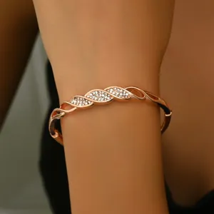 Primo piano dettagliato di uno splendido bracciale rigido geometrico con strass.