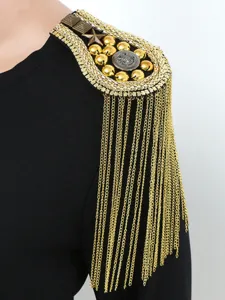 Gedetailleerd overzicht van luxe metalen kwast epaulet, gouden ketting schouderbadge pak.