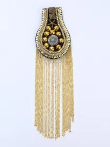 Detailopname van gouden franje epaulet met metalen kettingen en mooie sterdecoratie.