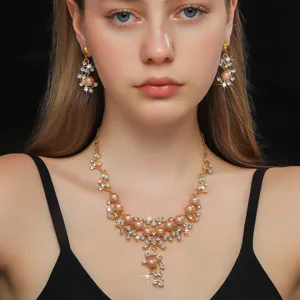 Completo collana e orecchini con perle e strass per donna moda festa e uso quotidiano.