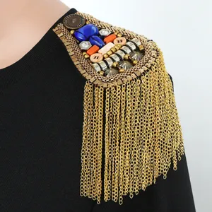 Gedetailleerd overzicht van retro metalen franje epaulet met kleurrijke kralen voor pakken.