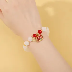Nuovo braccialetto di perle bianco in stile cinese con ciondoli rossi retro per donne.
