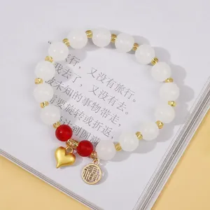 Bracciale di perle in giada bianca stile cinese con cuore d'oro e ciondolo portafortuna.