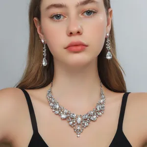 Parure collier boucles d'oreilles strass cristal mariée détail bijou mariage femme