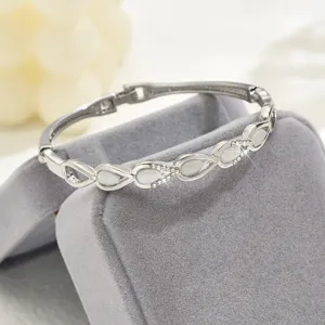 Primo piano del bracciale geometrico in argento con strass, pietre bianche, dettaglio elegante