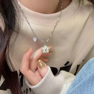 Gros plan du joli collier pendentif étoile avec des perles colorées et des détails délicats.