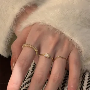 Set di tre anelli placcati in oro con cuori in zircone scintillanti e fasce minimaliste.