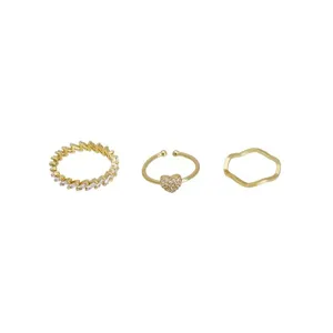 Set di tre anelli dorati con cuore di cristallo brillante e fasce delicate per donna.