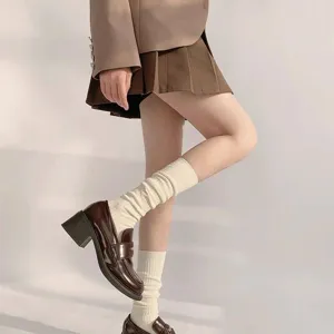 Detailopname van witte slouch sokken en bruine loafers, schattige college-stijl dagelijks.