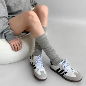 Grijs geribbelde gebreide slouch sokken in detail, zachte katoenen lange kousen voor casual.