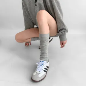 Grijze slouch sokken voor dames, vintage beenwarmers, zachte katoenen gebreide lange sokken.