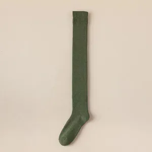 Verdichtete Schlingen-Kniestrümpfe für Damen, dunkelgrüne warme einfarbige Winter-Beinbekleidung.