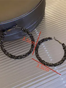 Vue détaillée de grandes créoles étincelantes en strass, boucles d'oreilles tendance de 3.5cm.