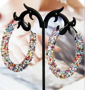 Boucles d'oreilles créoles en strass colorés pour femmes, vue détaillée des grands cercles.
