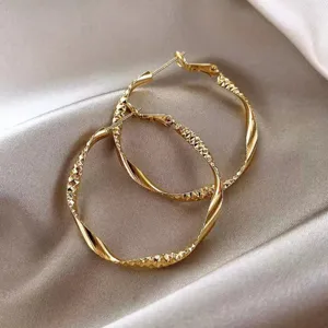 Boucles d'oreilles créoles torsadées dorées élégantes, bijoux de mode pour femmes.