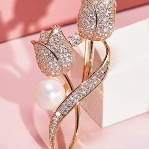 Spilla di perle di tulipani con strass di lusso per donne, elegante gioiello di modo.