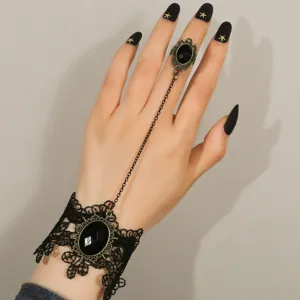 Bracelet Relié à une Bague Gothique Vintage en Alliage Dentelle Strass pour Femme Bracelet en Dentelle Noire Ethnique Avec Bague au Doigt Bijoux de Fête d'Halloween