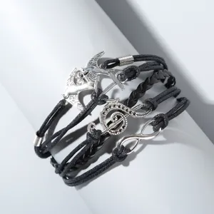 Nahaufnahme eines mehrlagigen handgefertigten schwarzen geflochtenen Lederarmbands mit Silbertönen.