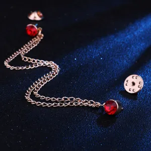 Herren Kragen Nadel doppelte Kette roter Strass Brosche Hemd Kragen Accessoire Schmuck