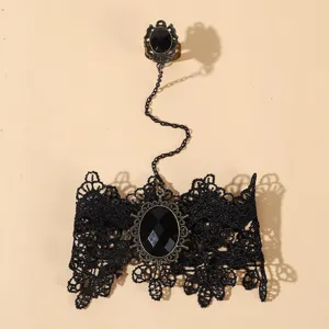 Vue détaillée du bracelet d'esclave en dentelle noire gothique avec bague en pierre noire.
