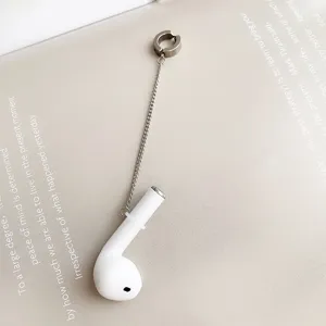 Cadena de oreja para auriculares inalámbricos, accesorio metálico elegante y práctico.