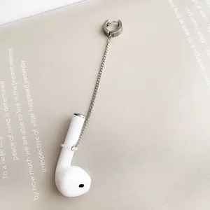 Primer plano detalle del manguito de oreja con cadena anti-pérdida de acero inoxidable.