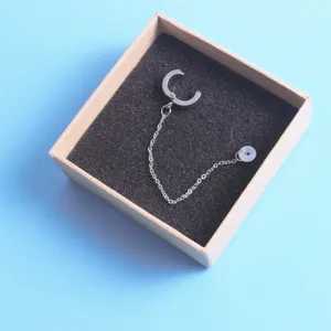Vista detallada del manguito de oreja con cadena antivolteo para auriculares, diseño elegante.