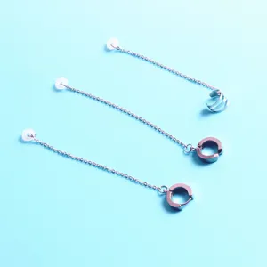 Juego de pendientes de cadena anti-pérdida y ear cuffs para auriculares inalámbricos.