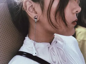 Cadena de oreja antipérdida de metal y pendiente para auriculares, accesorio elegante.