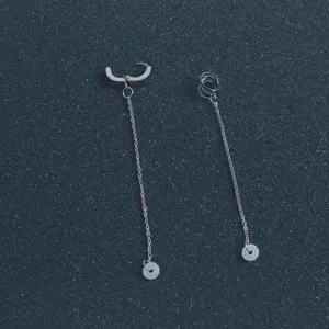 Vista detallada de la cadena anti-pérdida de auriculares inalámbricos y brazalete de metal.