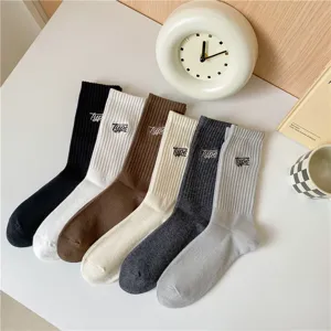 Chaussettes mi-hautes décontractées pour hommes en coton avec lettres brodées type et bord-côtes.