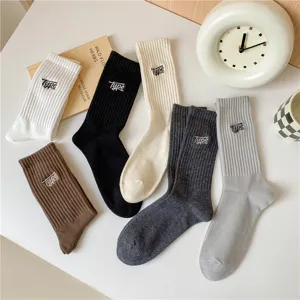 Vue détaillée de chaussettes montantes en coton côtelé pour homme avec broderie type.