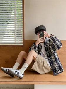 Vue détaillée de chaussettes mi-tubes en coton pour hommes avec broderie élégante.