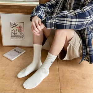 Chaussettes montantes blanches pour hommes avec détails de lettres brodées élégantes.