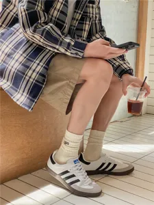 Chaussettes mi-mollet en coton côtelé brodées pour hommes détail gros plan street