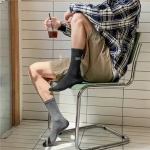 Chaussettes montantes côturées brodées pour homme en gris foncé, en doux coton.