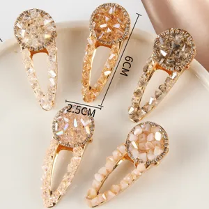 Vue détaillée de pinces à cheveux en strass cristal avec un design élégant et des pierres.