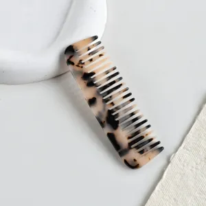 Pettine in acetato dettaglio, denti larghi, motivo tartaruga, pratico accessorio capelli.