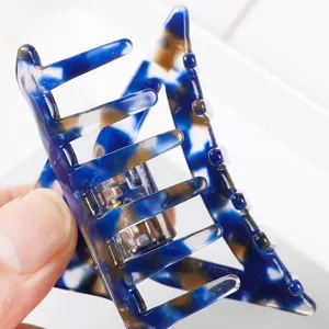 Blauwe schildpad driehoek haarhaak van acetaat, elegant haaccessoire voor dagelijks gebruik.